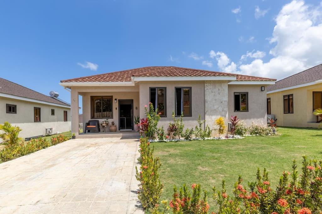 Sun Shine Luxury Villas 2 Bedroom Pool & Gym Ocho Rios St Ann Exterior foto